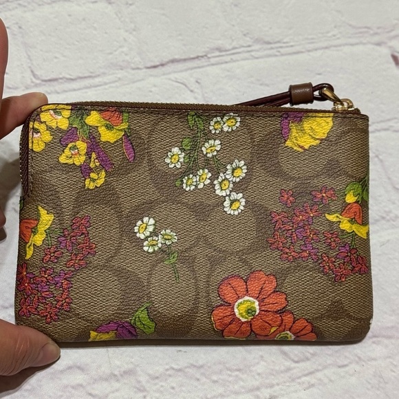 COACH Corner Zip Wristlet In Brown Signature Canvas With Wildflower Print Nwt - Picture 3 of 7